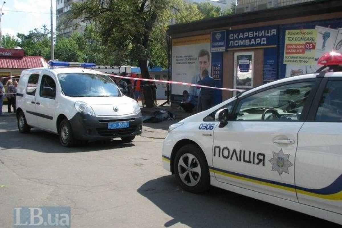 В Киеве на глазах у прохожих в драке зарезали молодого мужчину