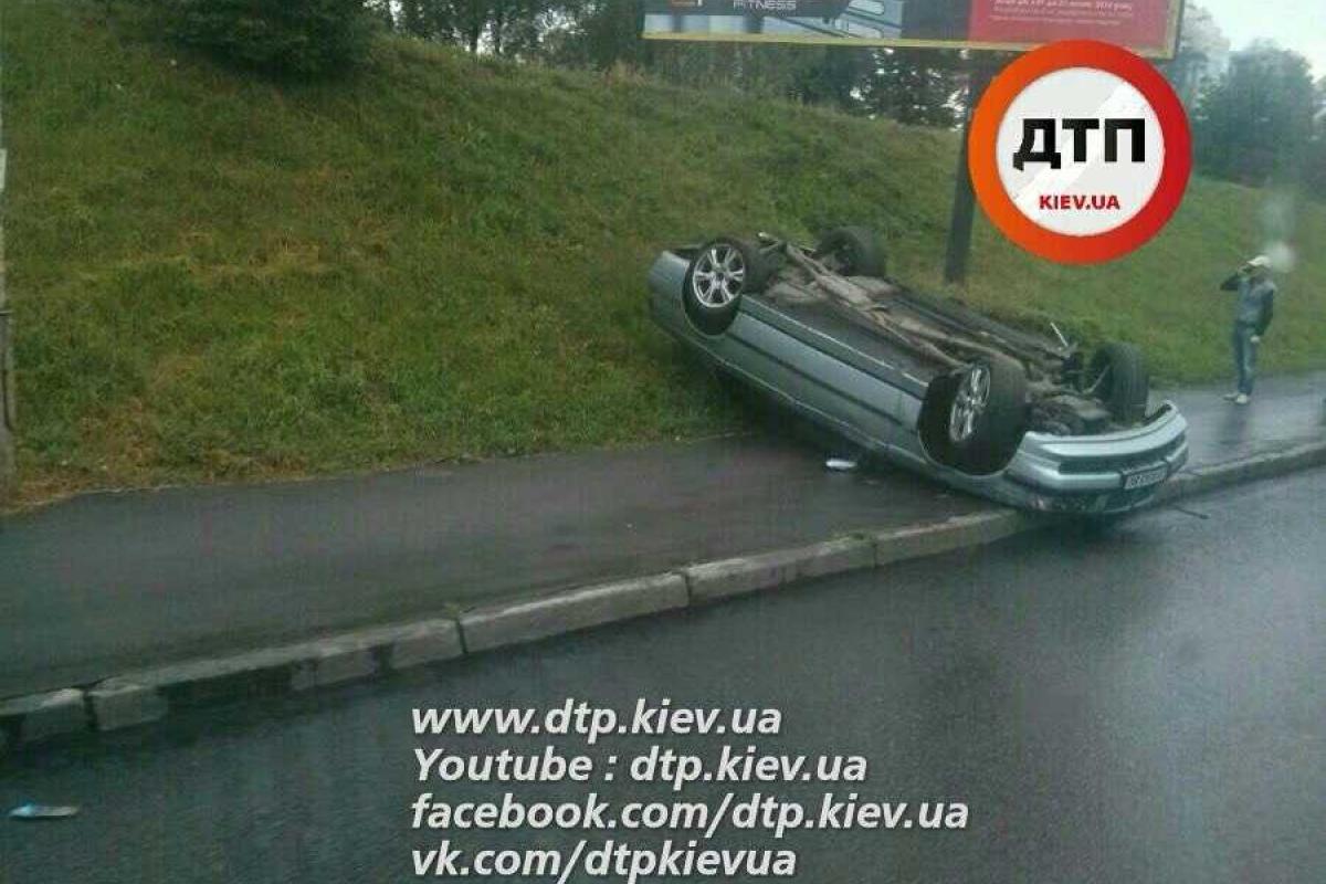 В Киеве на мокрой дороге опрокинулся "BMW": два человека пострадали