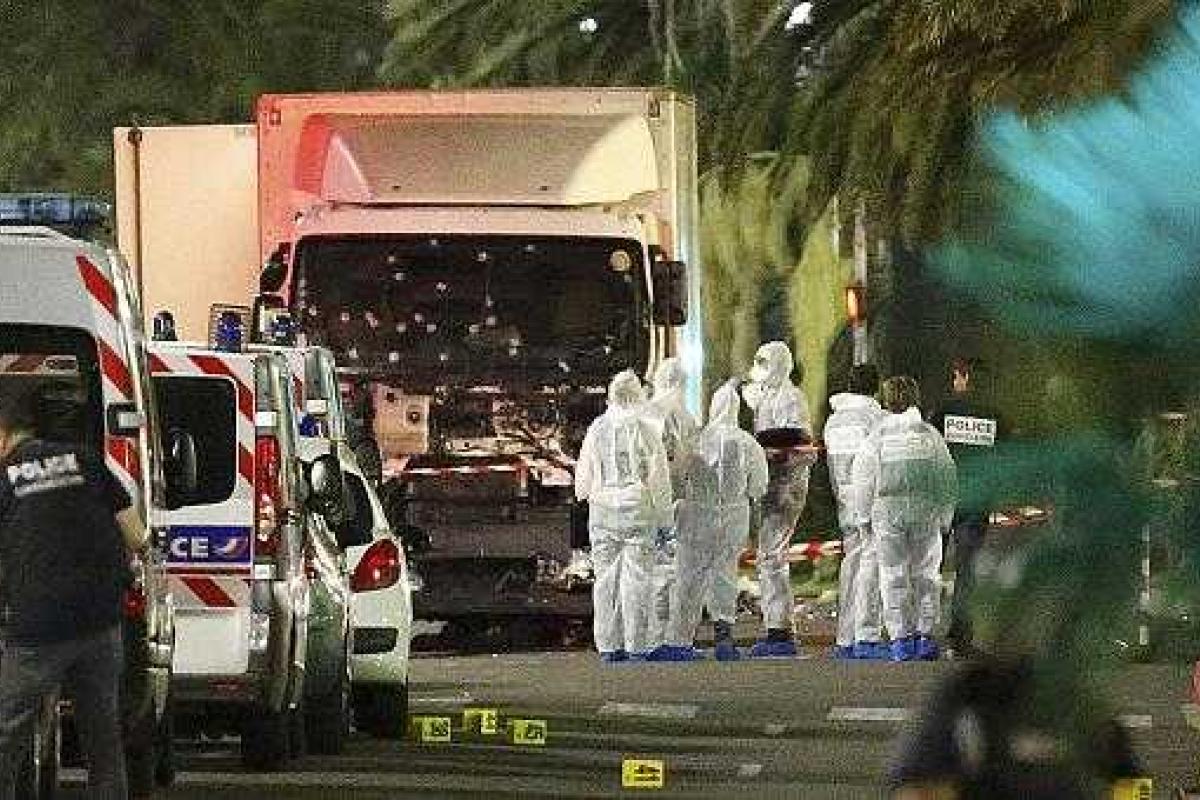 Очевидцы теракта в Ницце: грузовик сбивал людей, как в игре в кегли Очевидцы теракта в Ницце: грузовик сбивал людей, как в игре в кегли