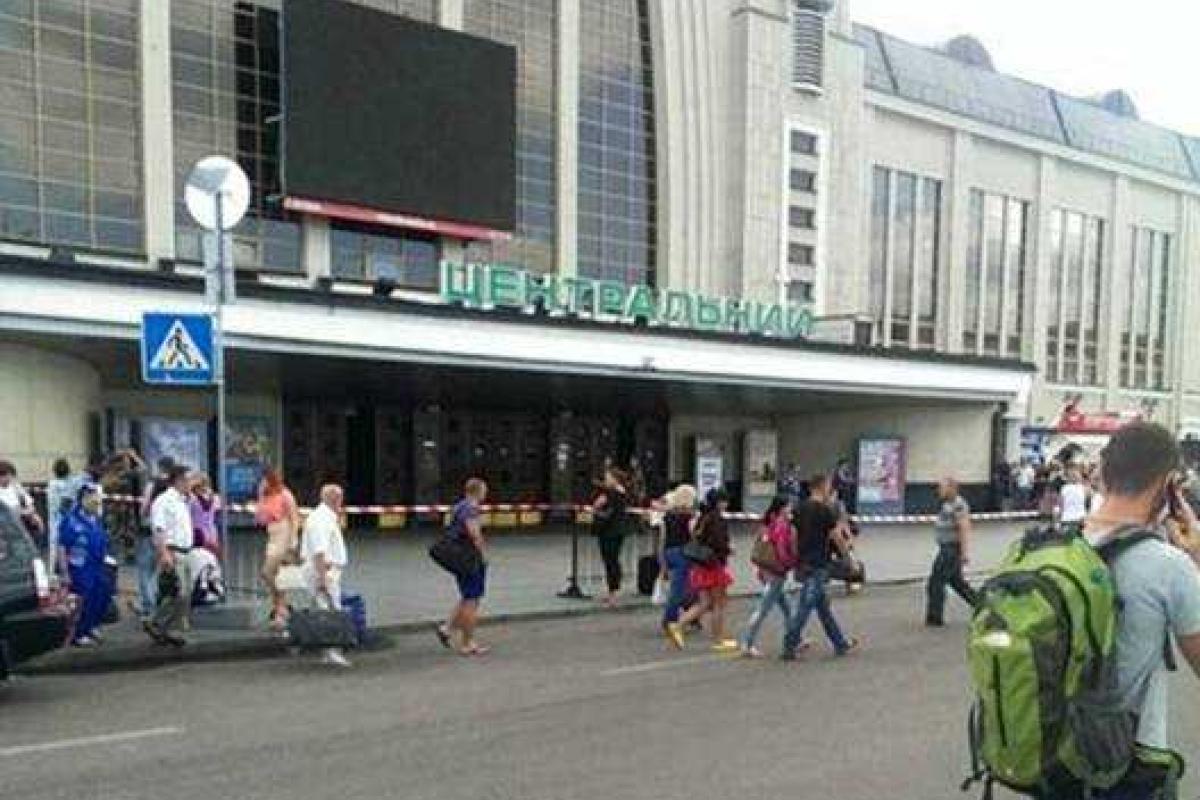 На железнодорожном вокзале Киева поезд разрезал мужчину пополам На железнодорожном вокзале Киева поезд разрезал мужчину пополам