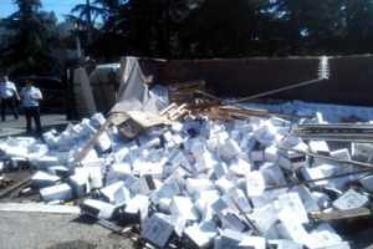 На трассе Ялта-Симферополь перевернулась фура с элитным вином На трассе Ялта-Симферополь перевернулась фура с элитным вином