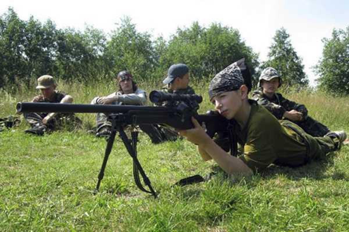 Подростки "ДНР" проходят жесткую военно-патриотическую подготовку в "детских" лагерях Подростки "ДНР" проходят жесткую военно-патриотическую подготовку в "детских" лагерях