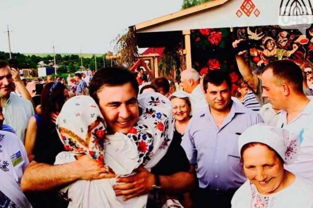 Саакашвили лихо отплясывал на празднике Ивана Купалы Саакашвили лихо отплясывал на празднике Ивана Купалы