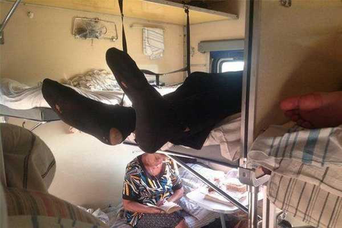 "Европейский" сервис: скрытая камера показала "веселое" путешествие в поезде "Солотвино-Львов"