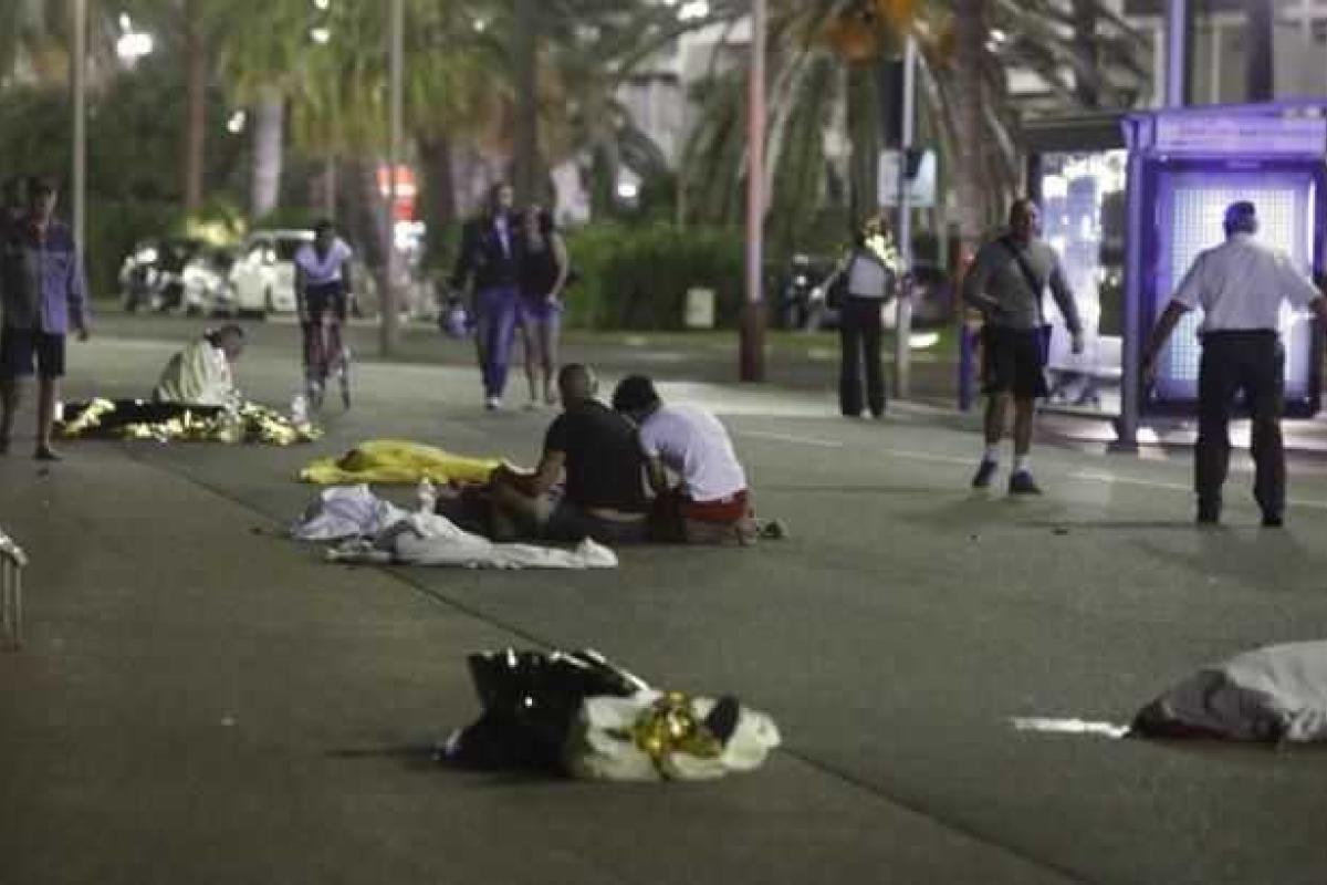 Очевидцы трагедии в Ницце: человеческие тела разлетались, возникла паника, бегут люди, крики...