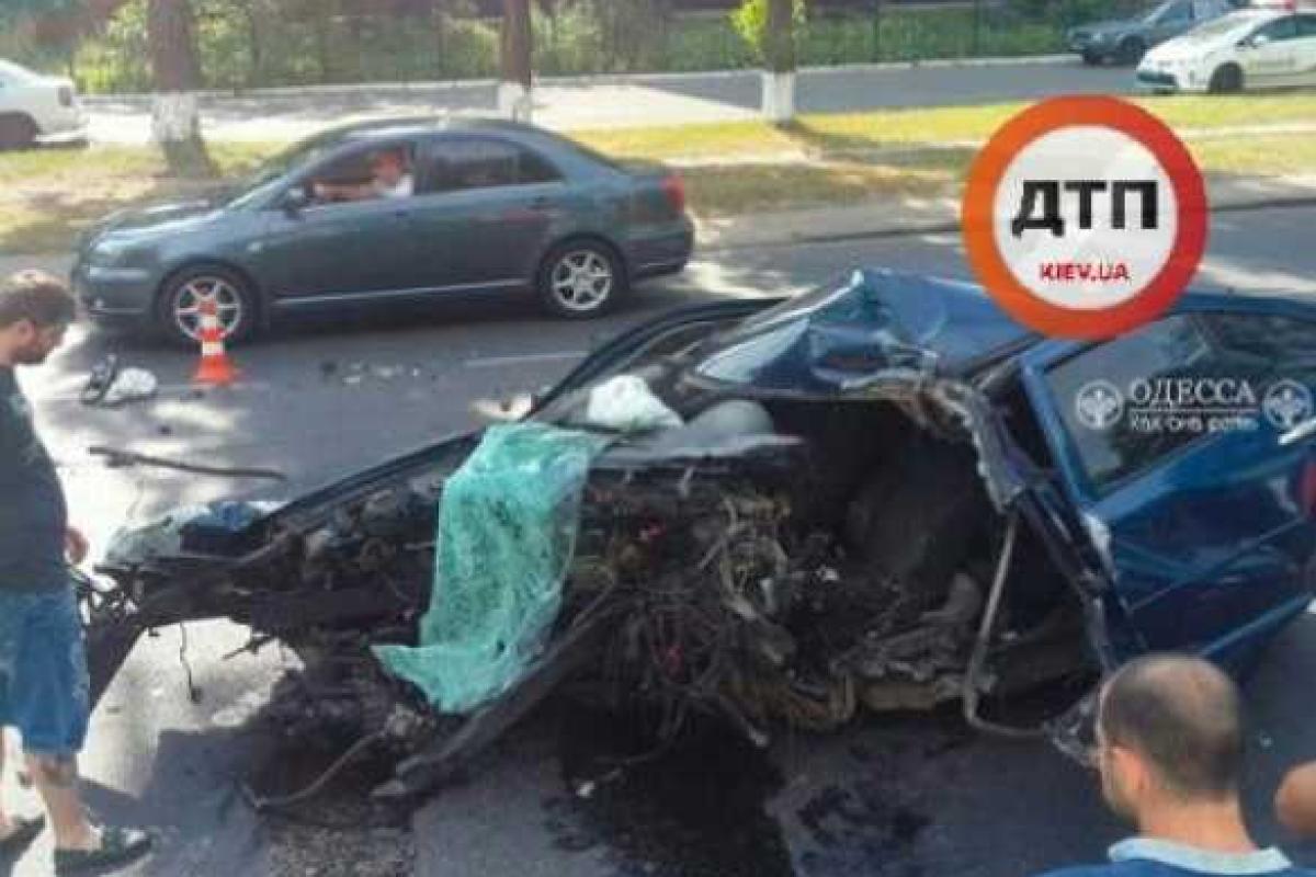 Кровавое ДТП в Одессе: от удара в столб авто разорвало на части, водитель погиб Кровавое ДТП в Одессе: от удара в столб авто разорвало на части, водитель погиб