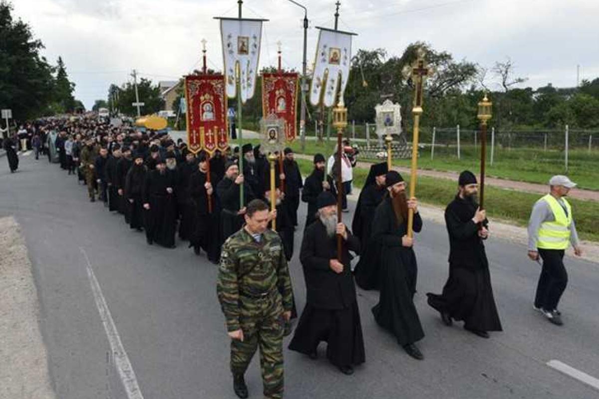 Крестный ход УПЦ МП: в колонне шагают "зеленые человечки", накачанные дядьки и казачки ряженые