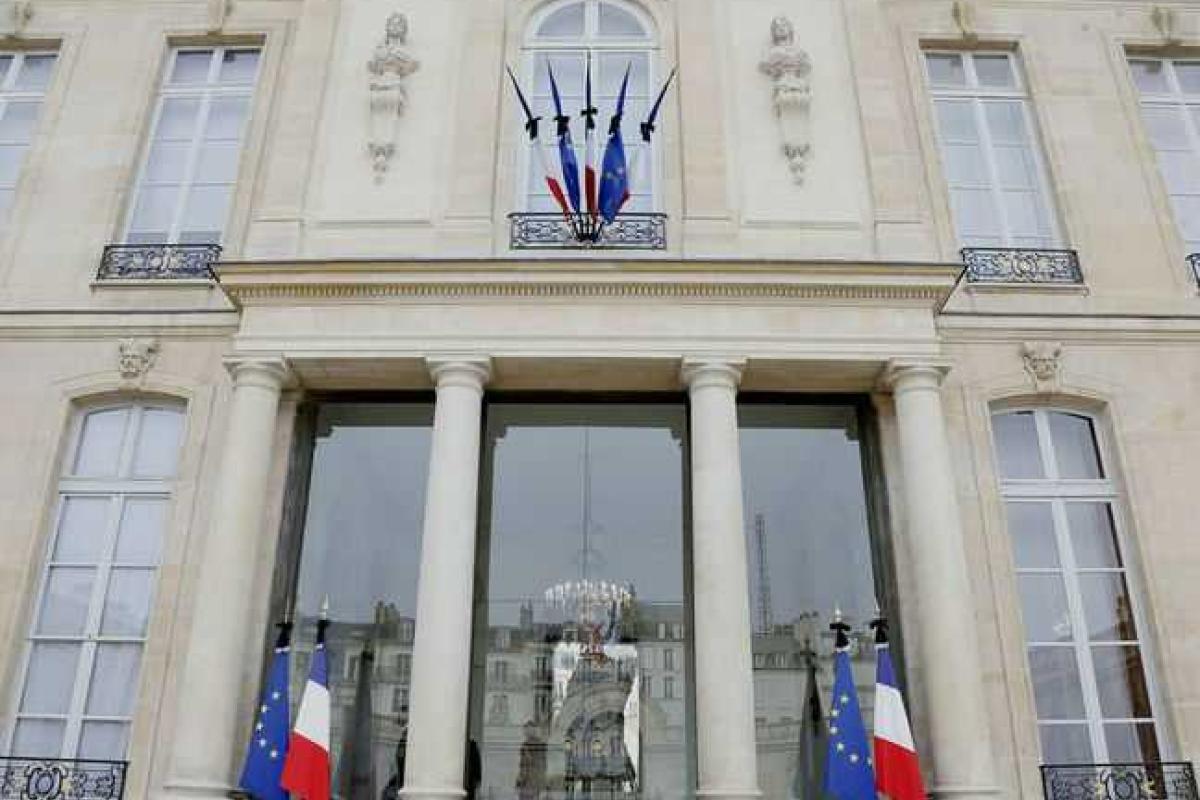 Во Франции объявлен трехдневный траур: по всей стране приспущены флаги Во Франции объявлен трехдневный траур: по всей стране приспущены флаги