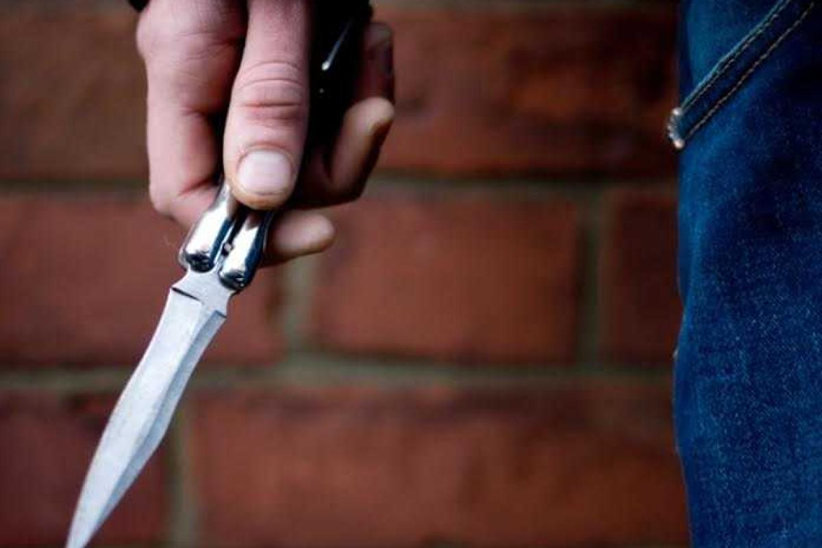 Полиция задержала в Марганце мужчину, гонявшегося за прохожими с ножом и ножницами Полиция задержала в Марганце мужчину, гонявшегося за прохожими с ножом и ножницами