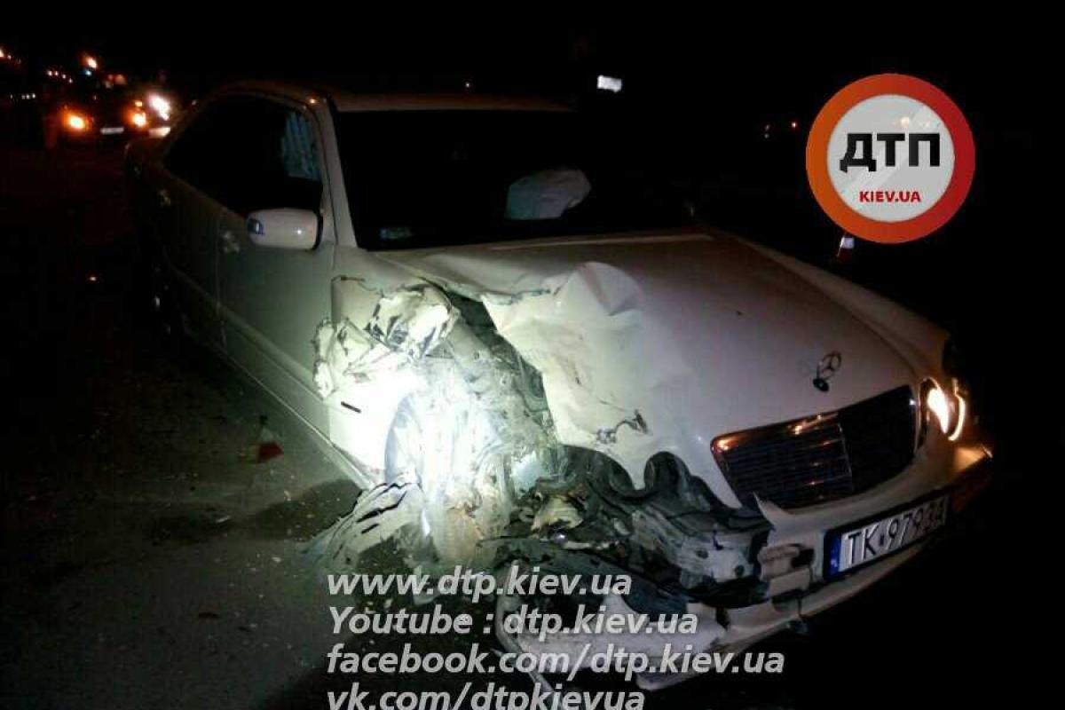 В Киеве "Mercedes" протаранил 6 припаркованных авто и умчался с места ДТП В Киеве "Mercedes" протаранил 6 припаркованных авто и умчался с места ДТП