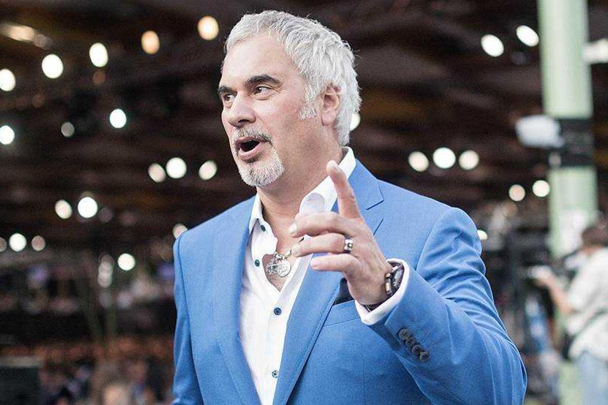 Певец Валерий Меладзе сам меняет колеса на своем авто