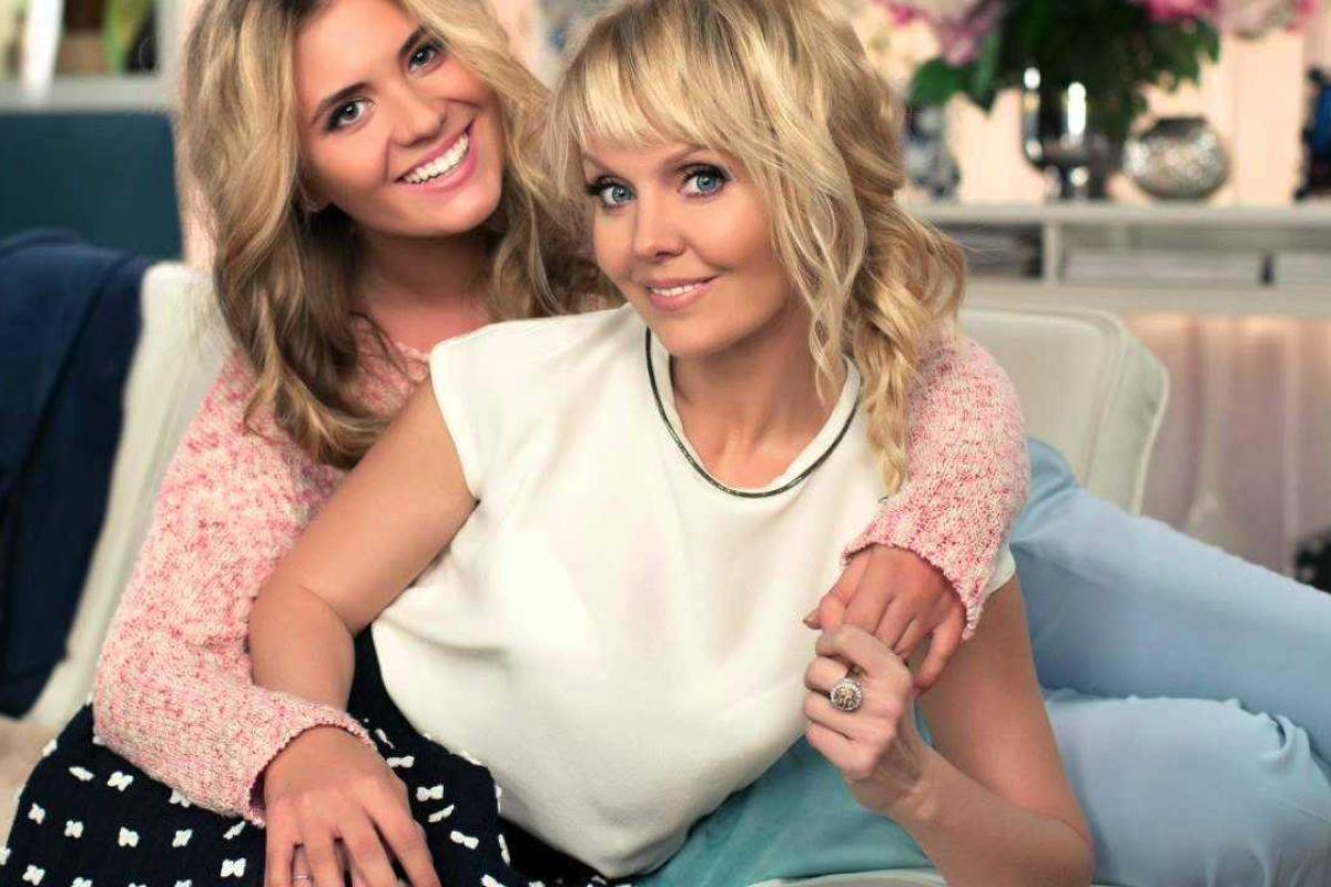 Дочь певицы Валерии Анна отказывается общаться с родным отцом Дочь певицы Валерии Анна отказывается общаться с родным отцом