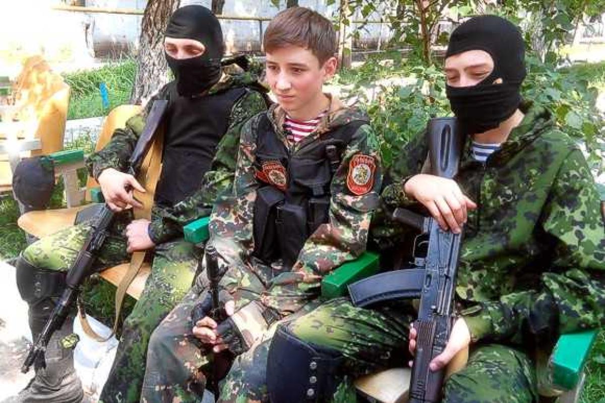 Боевики "Л/ДНР" решили "натаскивать" военному делу подростков в оборонно-спортивном учебном лагере Боевики "Л/ДНР" решили "натаскивать" военному делу подростков в оборонно-спортивном учебном лагере