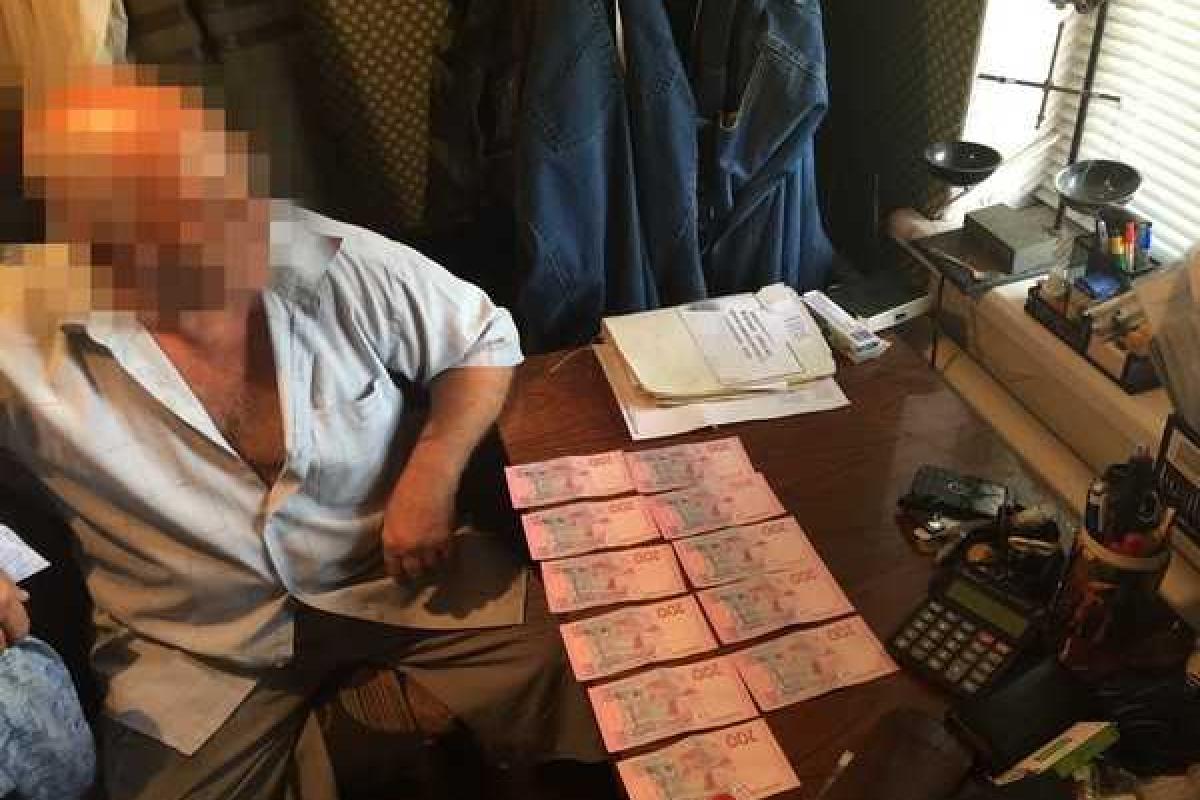 На Донетчине СБУ задержала чиновника за "торговлю" ветеринарными свидетельствами На Донетчине СБУ задержала чиновника за "торговлю" ветеринарными свидетельствами