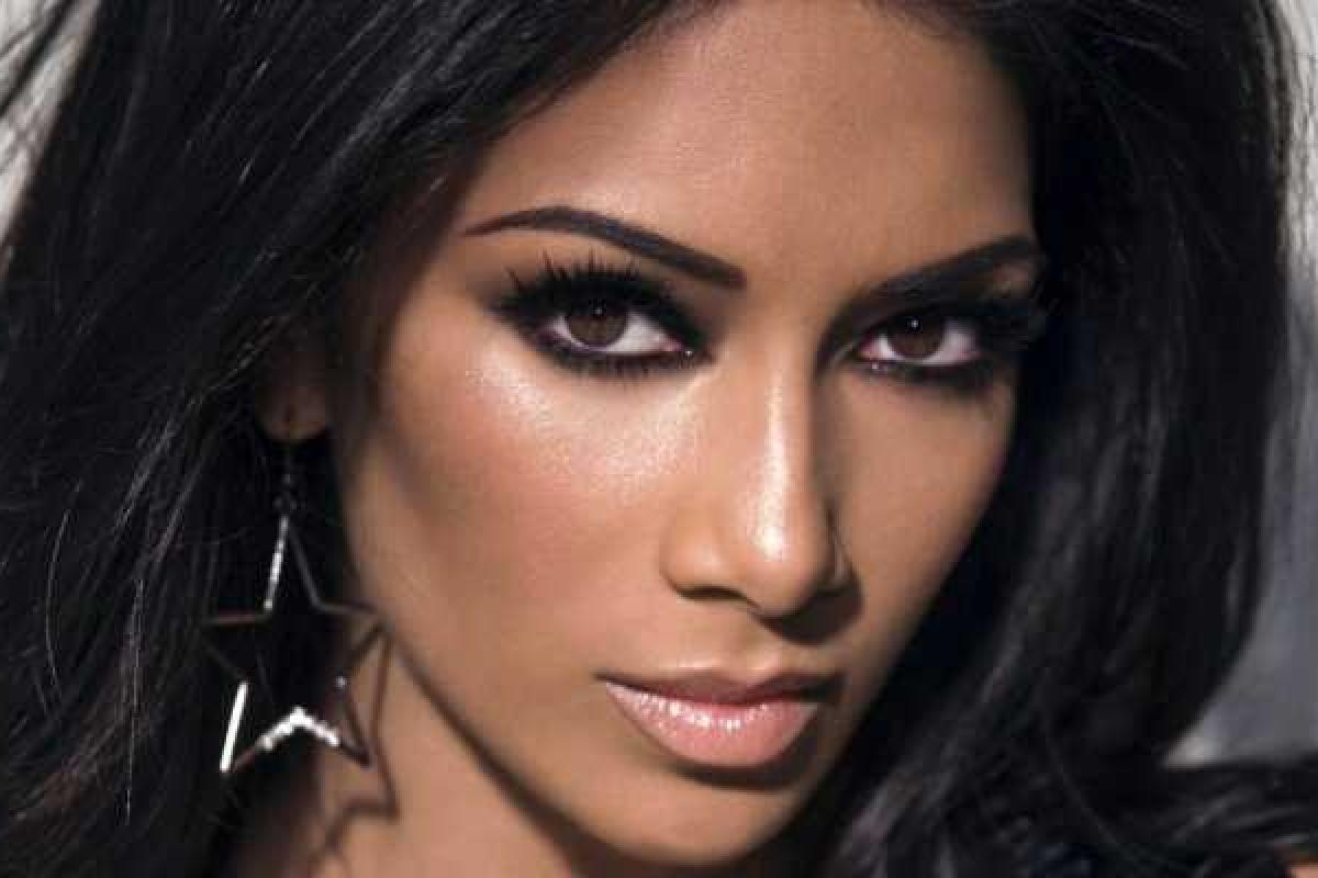 Певица Николь Шерзингер похвасталась роскошным телом в откровенном купальнике