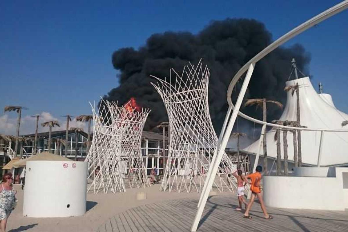 В Крыму сгорело здание, где проходил легендарный фестиваль "КаZZантип" В Крыму сгорело здание, где проходил легендарный фестиваль "КаZZантип"