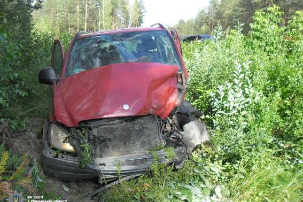 На Ровенщине водитель "Нивы" не уступил дорогу автомобилю "Mercedes": пострадали 8 человек 