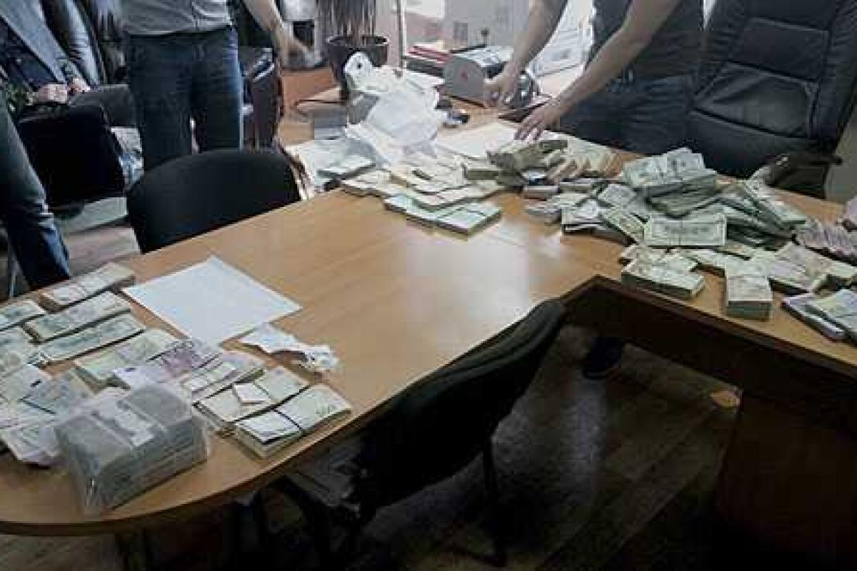 В Киеве на взятке "погорели" два налоговика и адвокат В Киеве на взятке "погорели" два налоговика и адвокат