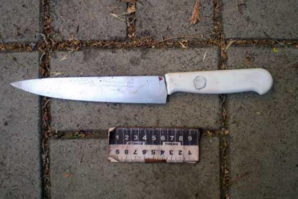 В Мариуполе "по горячим следам" задержали мужчину, порезавшего своих собутыльников В Мариуполе "по горячим следам" задержали мужчину, порезавшего своих собутыльников