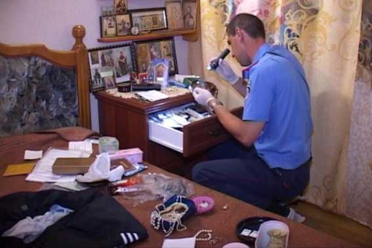 Киевлянин, вернувшись домой, нашел тело жены: полиция ведет розыск убийцы Киевлянин, вернувшись домой, нашел тело жены: полиция ведет розыск убийцы