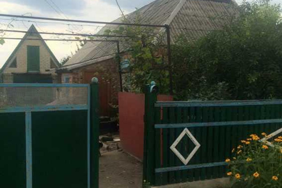 В Марьинке в частный дом залетел снаряд: супружеская пара чудом осталась жива В Марьинке в частный дом залетел снаряд: супружеская пара чудом осталась жива