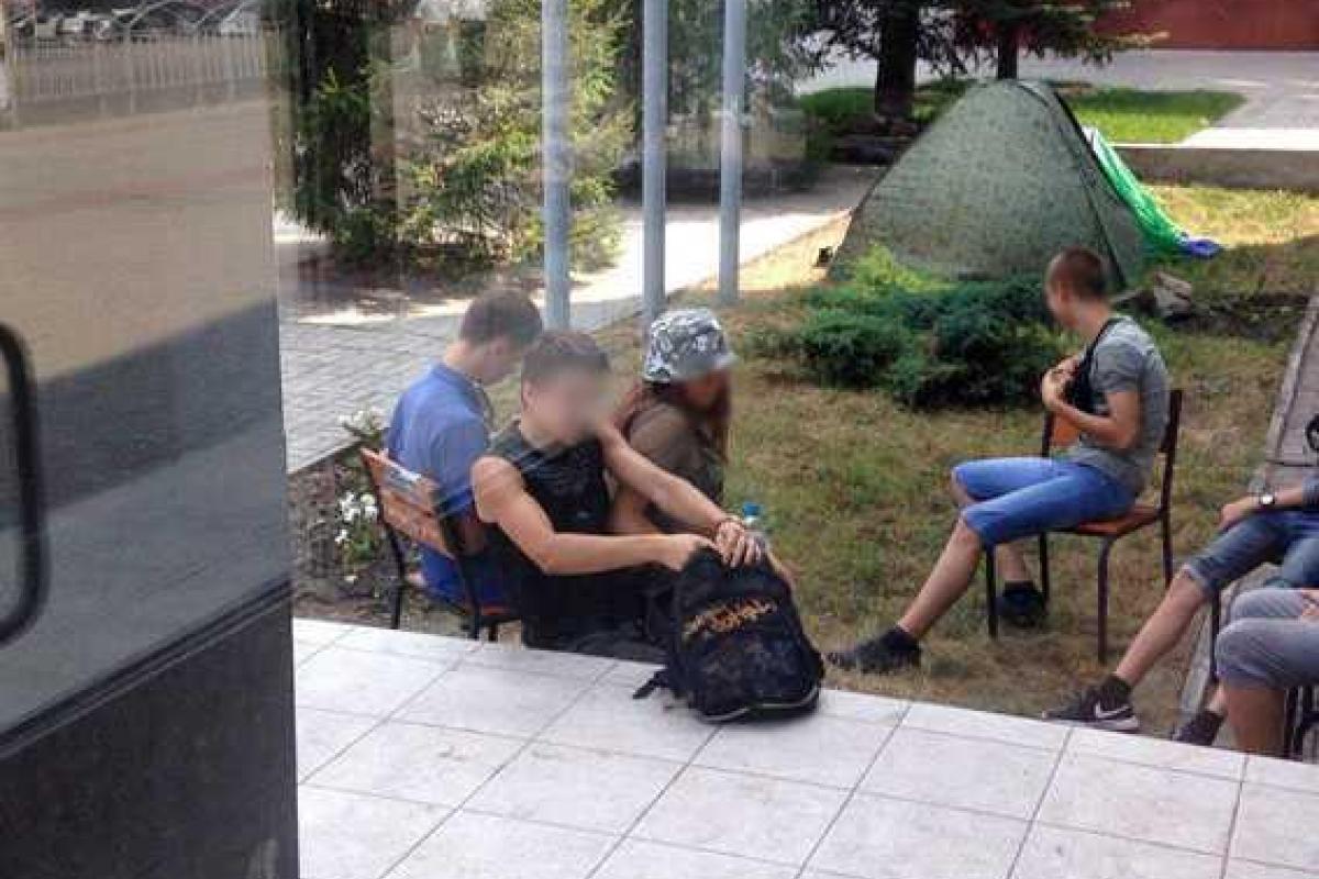 Кто и для чего организовал молодежный пикет возле прокуратуры в прифронтовом Мариуполе