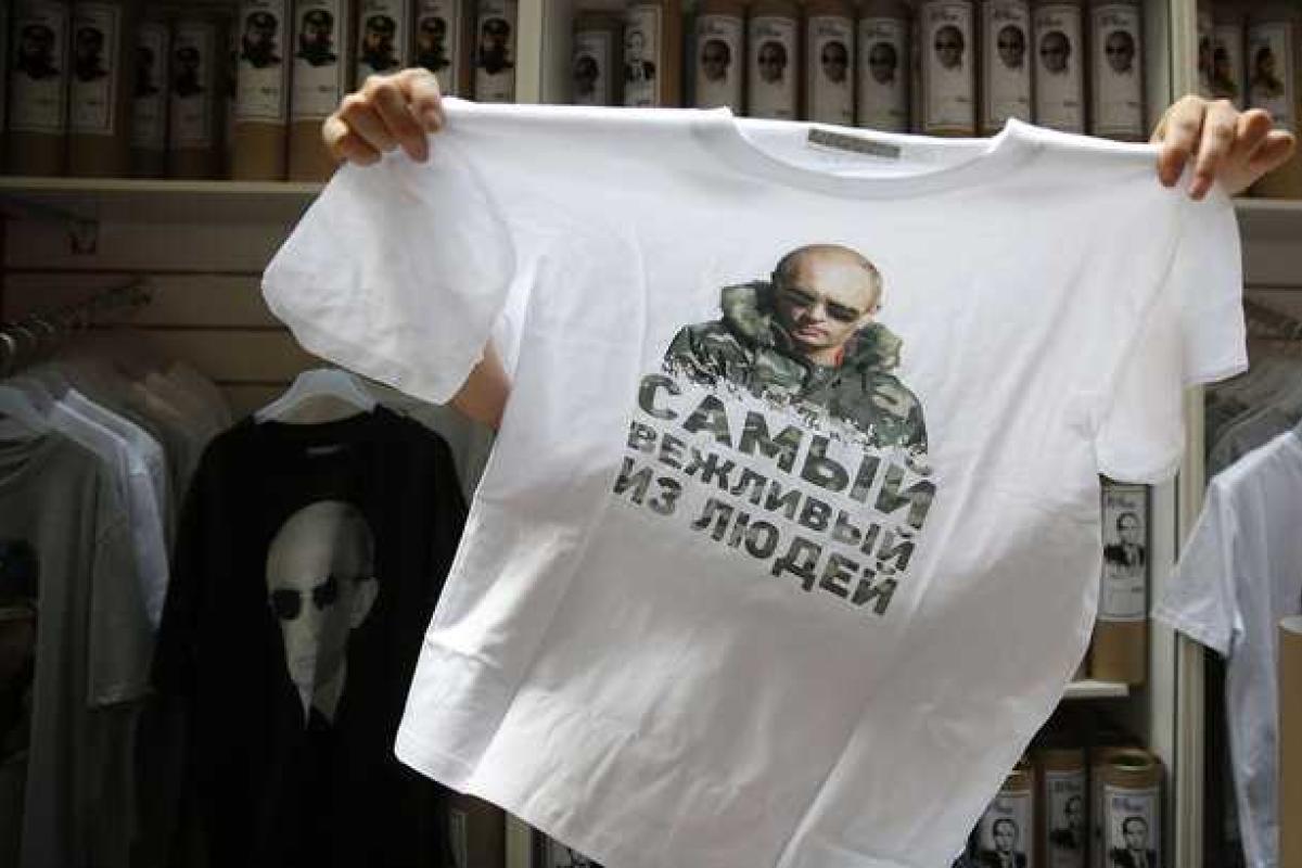 Затея белоруса прогуляться по Минску в футболке с Путиным оказалась неудачной Затея белоруса прогуляться по Минску в футболке с Путиным оказалась неудачной