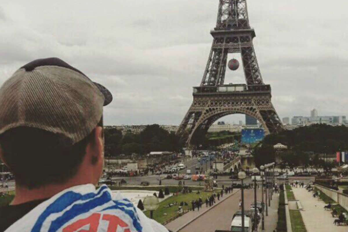 Снимок туриста с пакетом "АТБ" на плече на фоне Эйфелевой башни покоряет сеть Снимок туриста с пакетом "АТБ" на плече на фоне Эйфелевой башни покоряет сеть