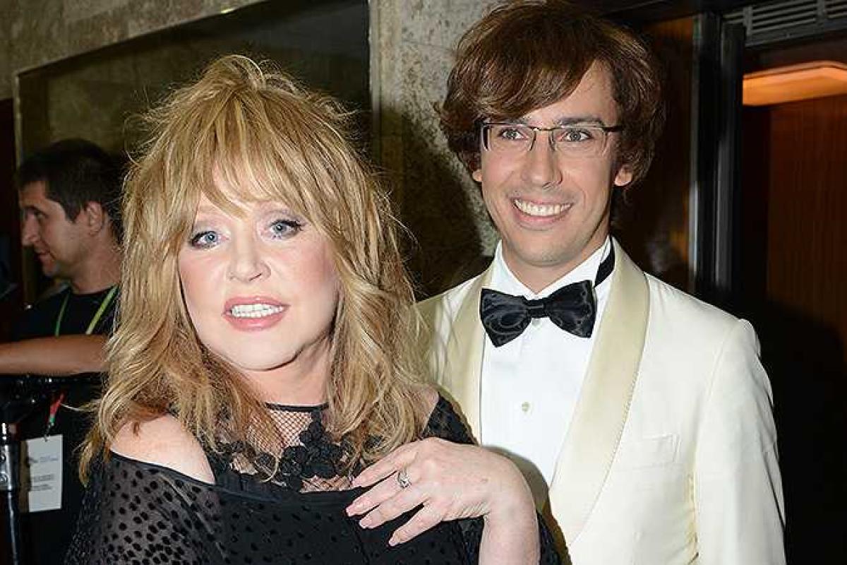 Примадонна Алла Пугачева с мужем "засветились" у казино в Риге