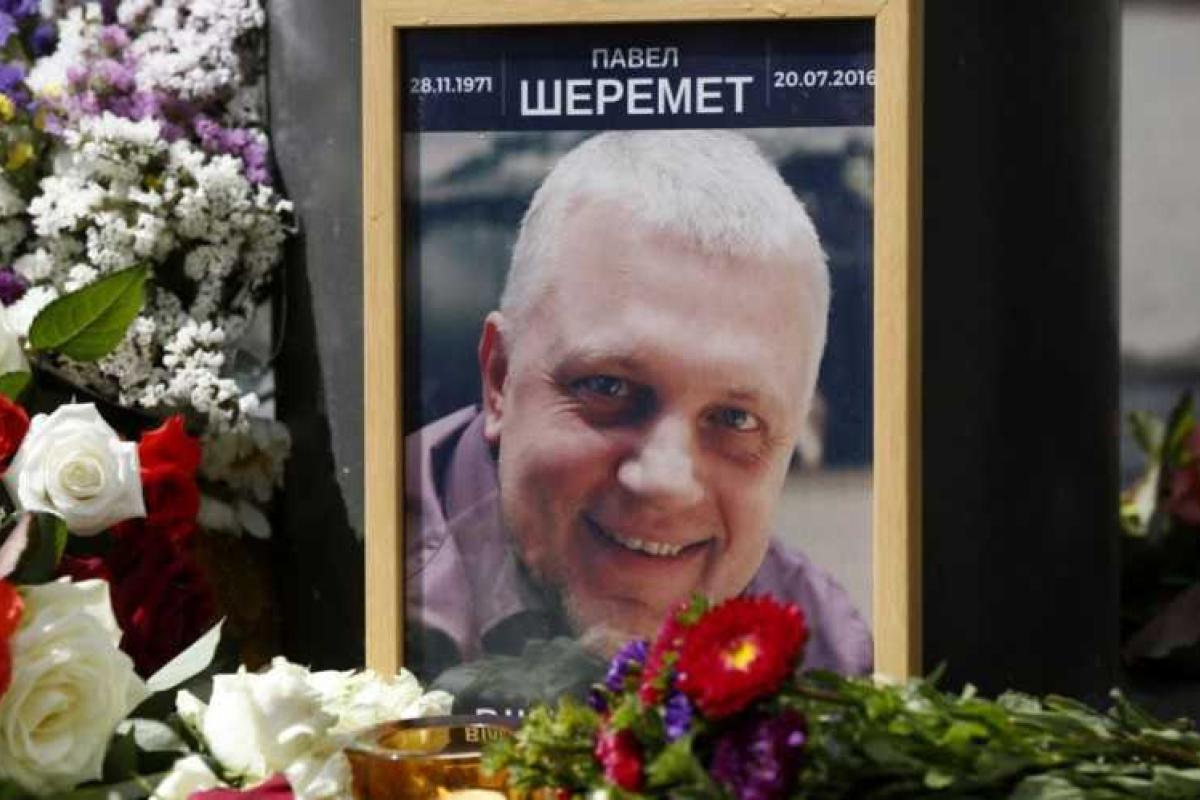 В сети появилось видео закладки бомбы под автомобиль Шеремета: киллером оказалась женщина В сети появилось видео закладки бомбы под автомобиль Шеремета: киллером оказалась женщина