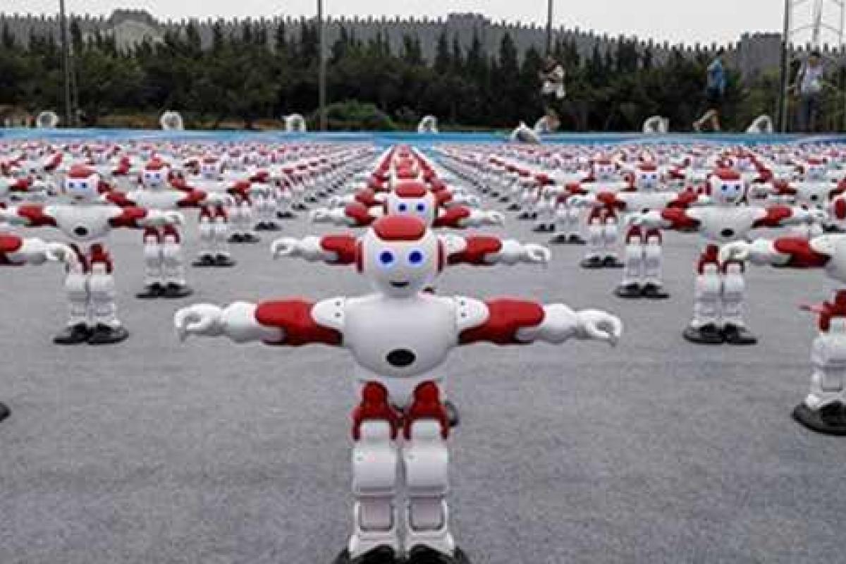 В Китае умельцы заставили синхронно станцевать 1007 роботов В Китае умельцы заставили синхронно станцевать 1007 роботов