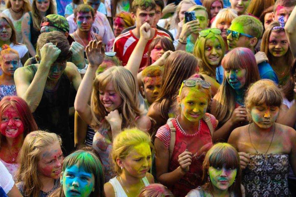 В Горловке состоялся веселый молодежный "Фестиваль красок"