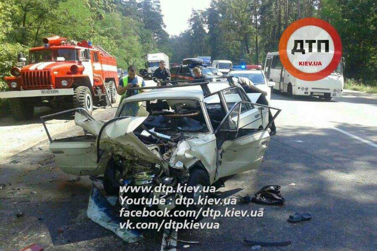 В Киеве легковушка, выехав на "встречку", задела "Daewoo" и влетела в маршрутку