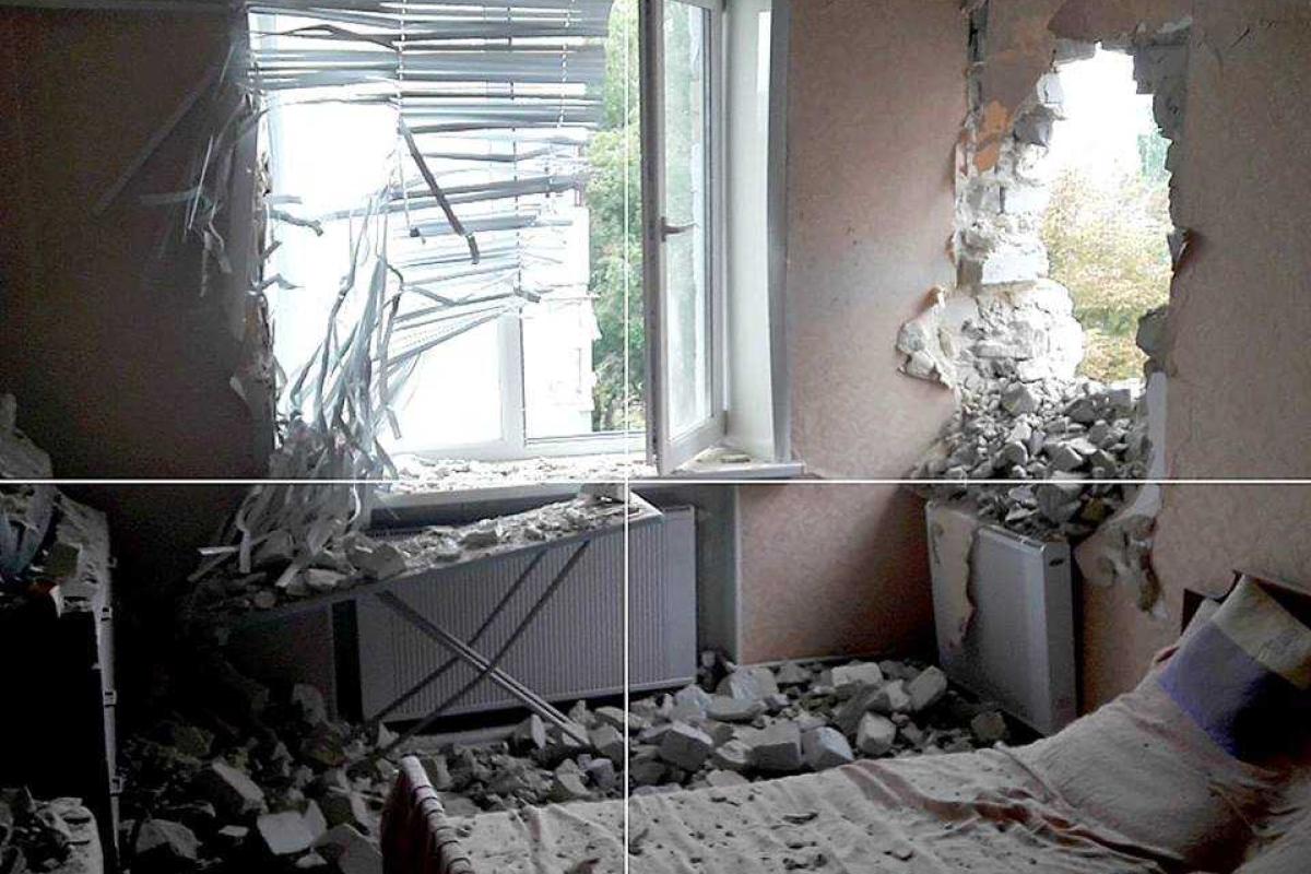 Последствия обстрела боевиками Марьинки: город долбила артиллерия Последствия обстрела боевиками Марьинки: город долбила артиллерия