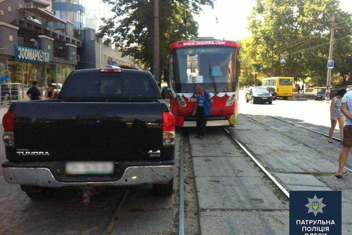 В Одессе женщина-водитель остановила движение трамваев, припарковавшись не по правилам В Одессе женщина-водитель остановила движение трамваев, припарковавшись не по правилам