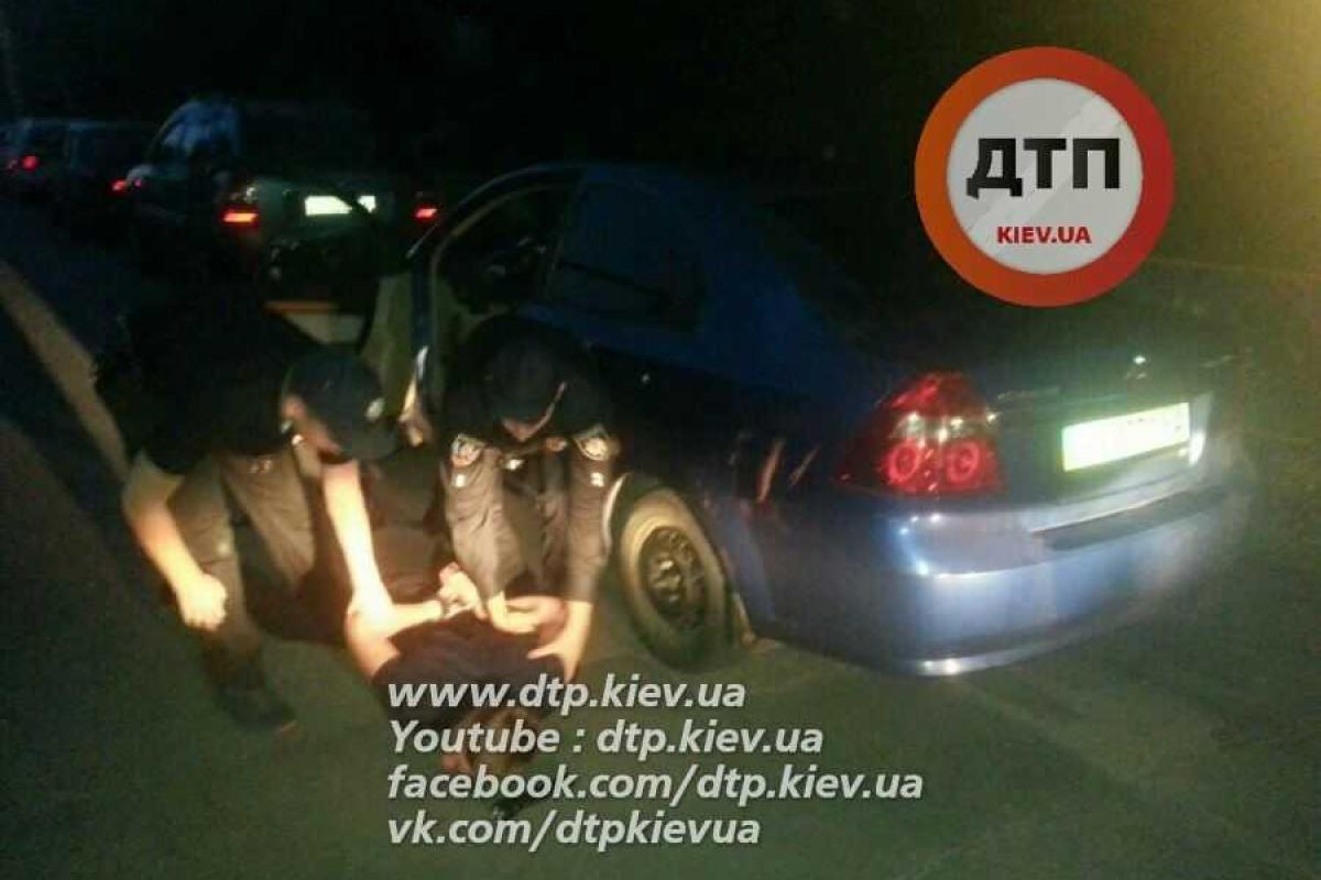 В Киеве патрульные поймали пьяного водителя, который ночью летал по городу с выключенными фарами по "встречке" В Киеве патрульные поймали пьяного водителя, который ночью летал по городу с выключенными фарами по "встречке"