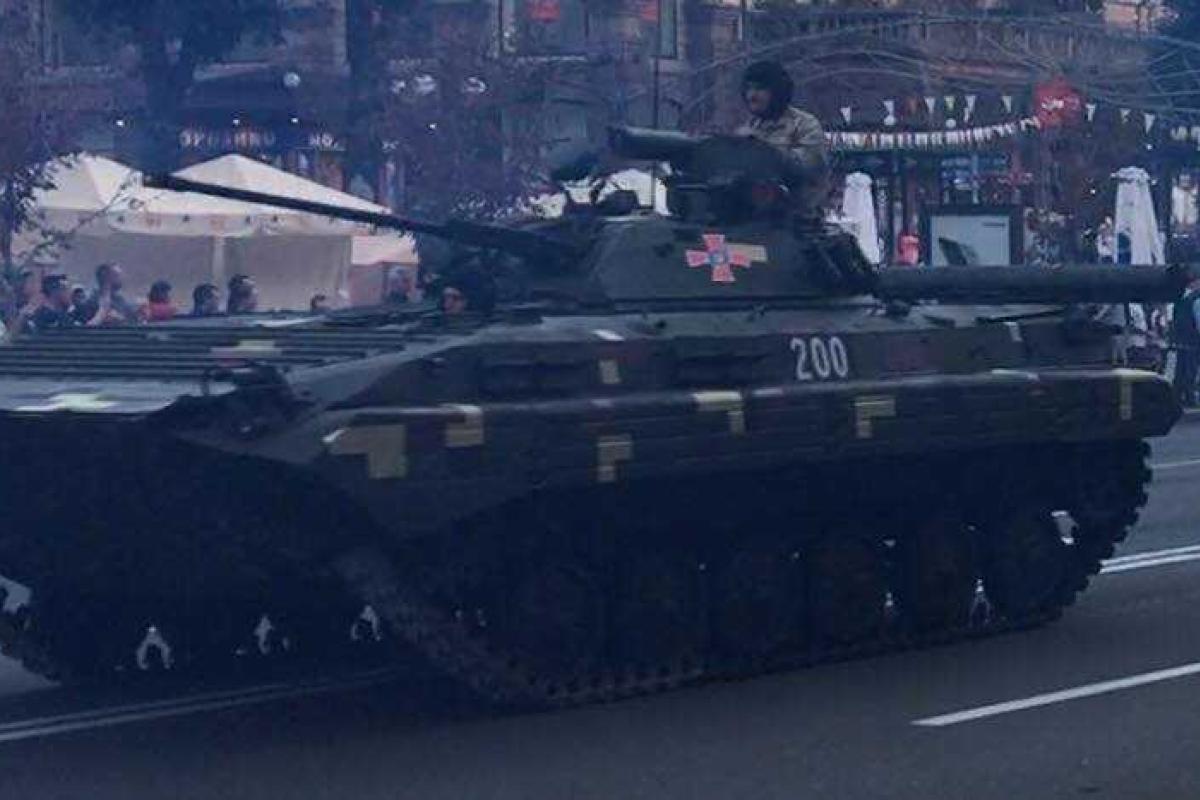 Волонтер попросил поменять "смертельный" номер БМП, возглавляющей парадную колонну в Киеве