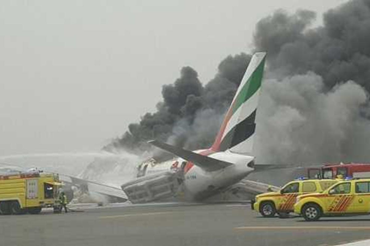 В Дубае после аварийной посадки вспыхнул лайнер В Дубае после аварийной посадки вспыхнул лайнер