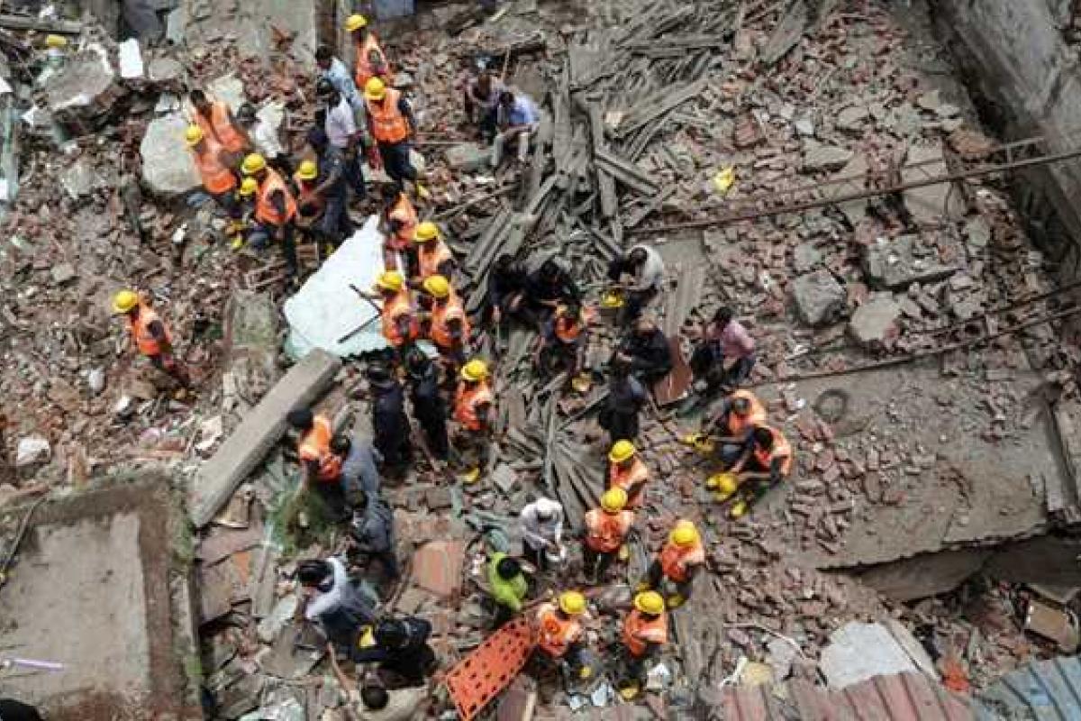 В Индии рухнул жилой дом, под завалами остались люди В Индии рухнул жилой дом, под завалами остались люди