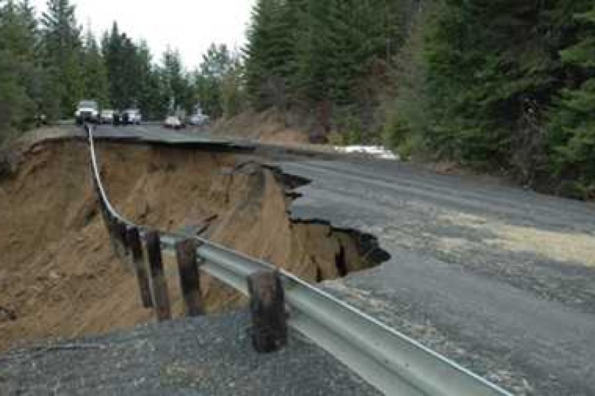 В Крыму на трассе "Симферополь-Ялта" сошел оползень В Крыму на трассе "Симферополь-Ялта" сошел оползень