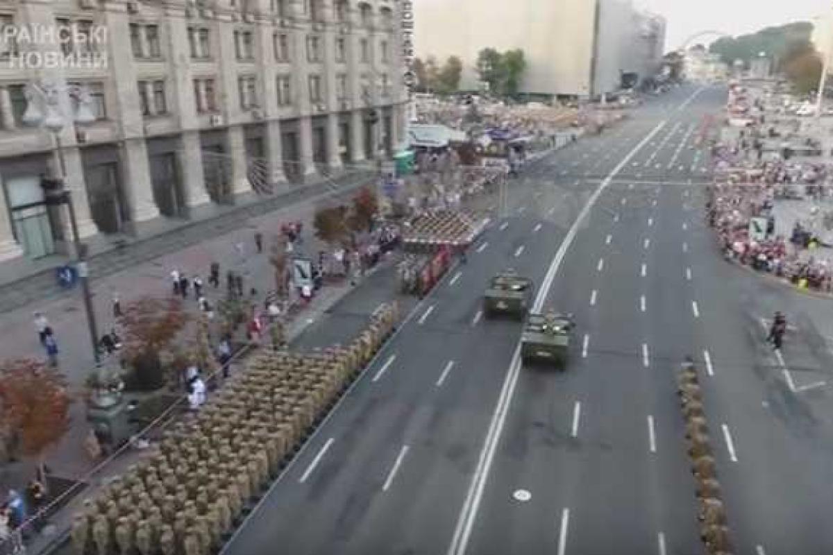 В сеть попало видео репетиции парада в центе Киева, снятое с высоты птичьего полета В сеть попало видео репетиции парада в центе Киева, снятое с высоты птичьего полета