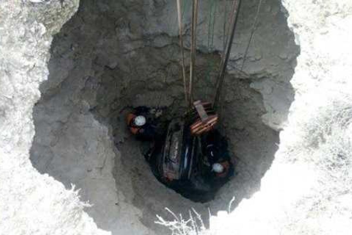 В Крыму неудачные маневры водителя отправили "Daewoo" в 20-метровую ловушку в скале В Крыму неудачные маневры водителя отправили "Daewoo" в 20-метровую ловушку в скале