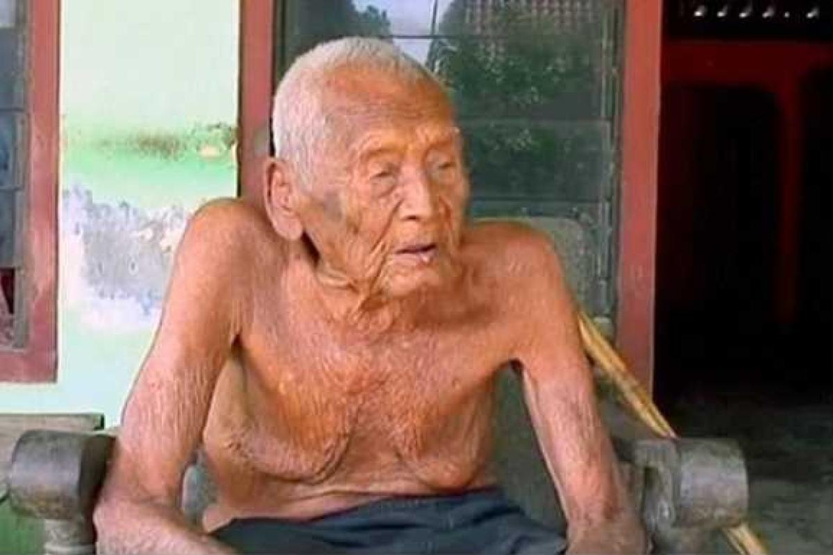 В Индонезии обнаружили мужчину, которому, по документам, исполнилось 145 лет В Индонезии обнаружили мужчину, которому, по документам, исполнилось 145 лет