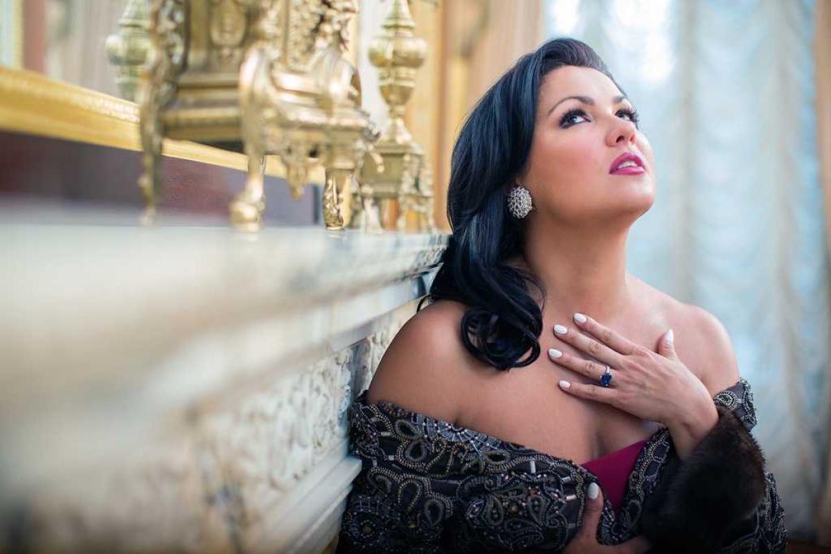 Оперная дива Анна Нетребко предстала перед поклонниками в загадочном образе Оперная дива Анна Нетребко предстала перед поклонниками в загадочном образе