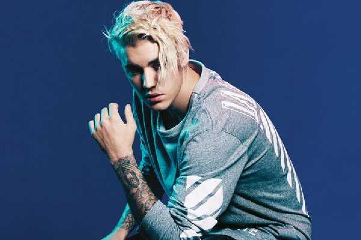 Джастин Бибер плавает в горной реке с гигантским резиновым кругом Джастин Бибер плавает в горной реке с гигантским резиновым кругом