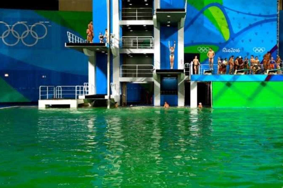 Рио-2016: закрыты бассейны, в которых из-за попадания химикатов позеленела вода Рио-2016: закрыты бассейны, в которых из-за попадания химикатов позеленела вода