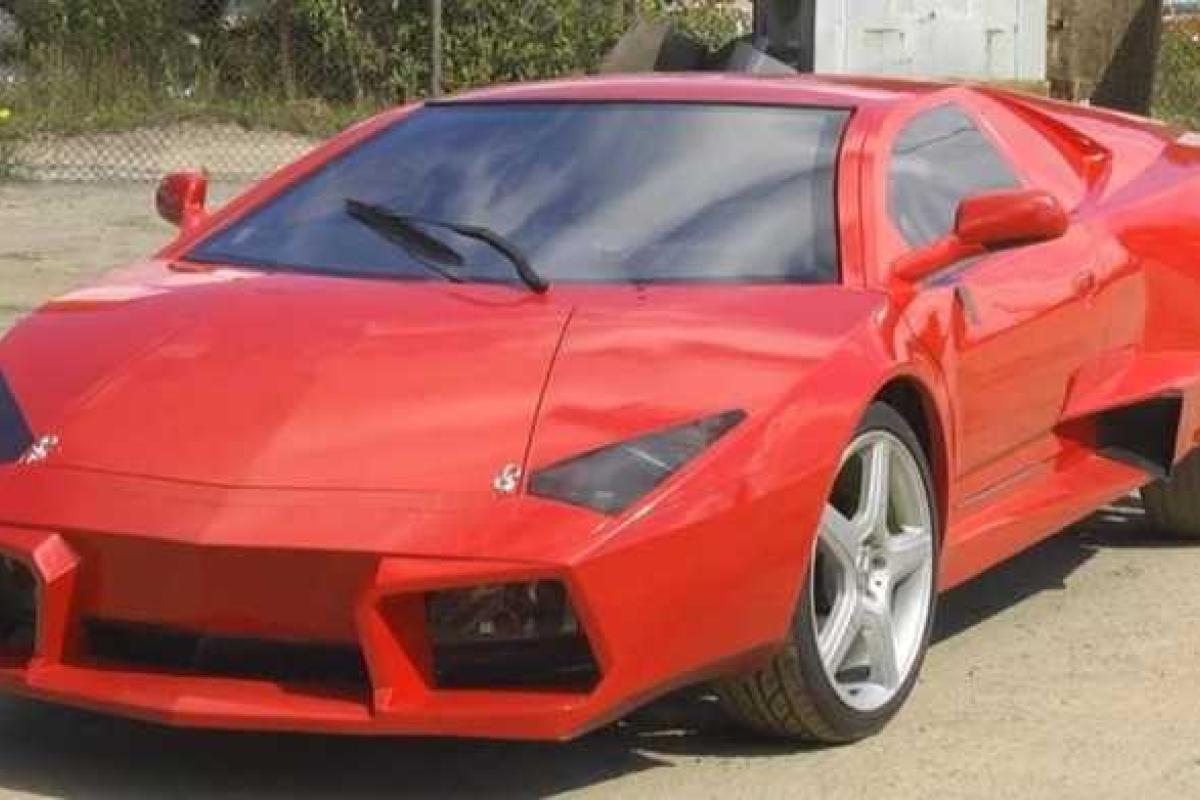 Житель Львова в своем гараже собрал копию автомобиля "Lamborghini Reventon" Житель Львова в своем гараже собрал копию автомобиля "Lamborghini Reventon"