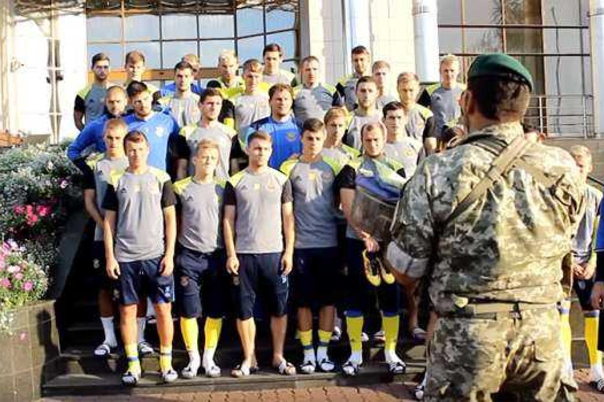 Футболисты сборной Украины получили от бойцов с передовой патриотический подарок Футболисты сборной Украины получили от бойцов с передовой патриотический подарок