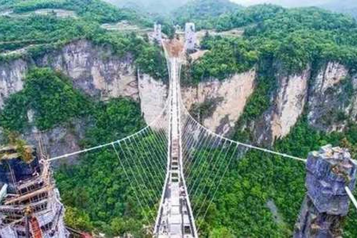 В Китае для посетителей открыли самый длинный и самый высокий стеклянный мост в мире В Китае для посетителей открыли самый длинный и самый высокий стеклянный мост в мире