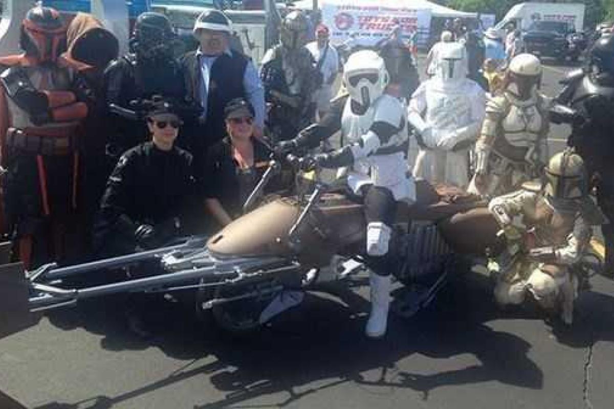 Американский изобретатель создал копию летающего мотоцикла из фильма "Звездные войны" Американский изобретатель создал копию летающего мотоцикла из фильма "Звездные войны"